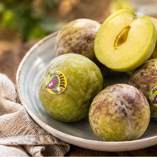 Family Tree Farms plumcot hybrid fruit in a 454g pack, combining the sweetness of plums with the flavour of apricots.