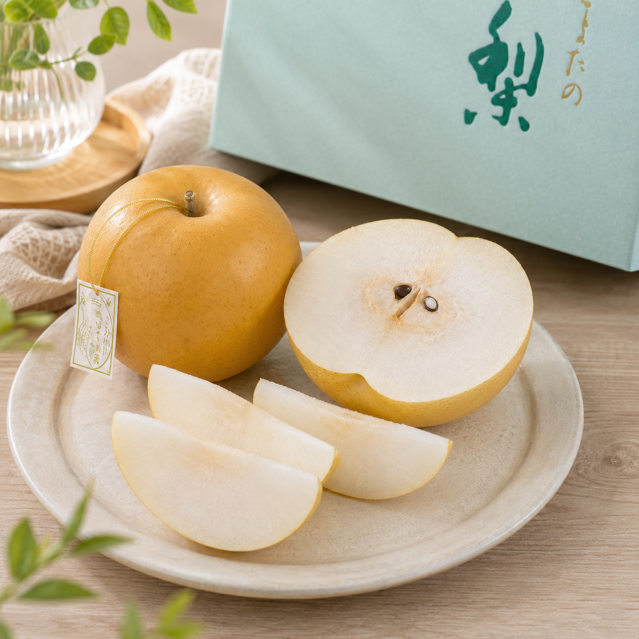 Japanese jumbo pear suitable for fresh eating, sharing and fruit gifting