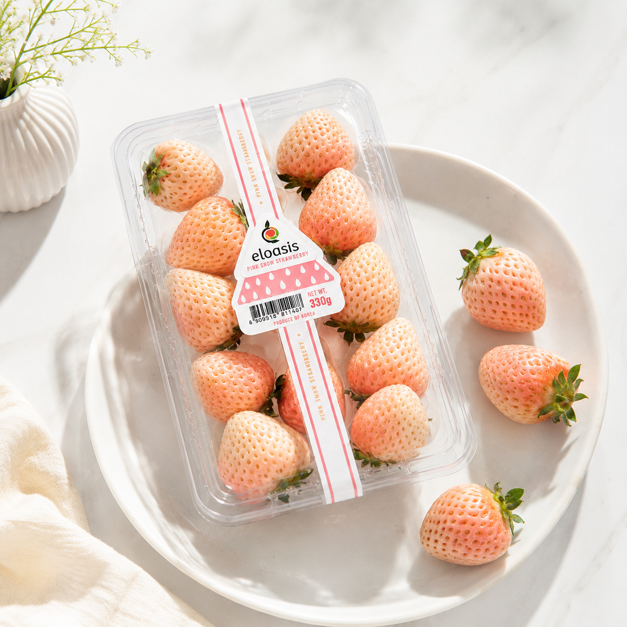 Korea Eloasis Pink Snow Strawberry 330g pack
Pink strawberry with light pink white colour and red seeds
