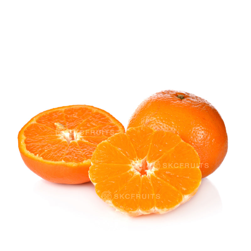 Close-up of Gui Fei Honey Murcott 贵妃柑 showing juicy bright orange flesh
